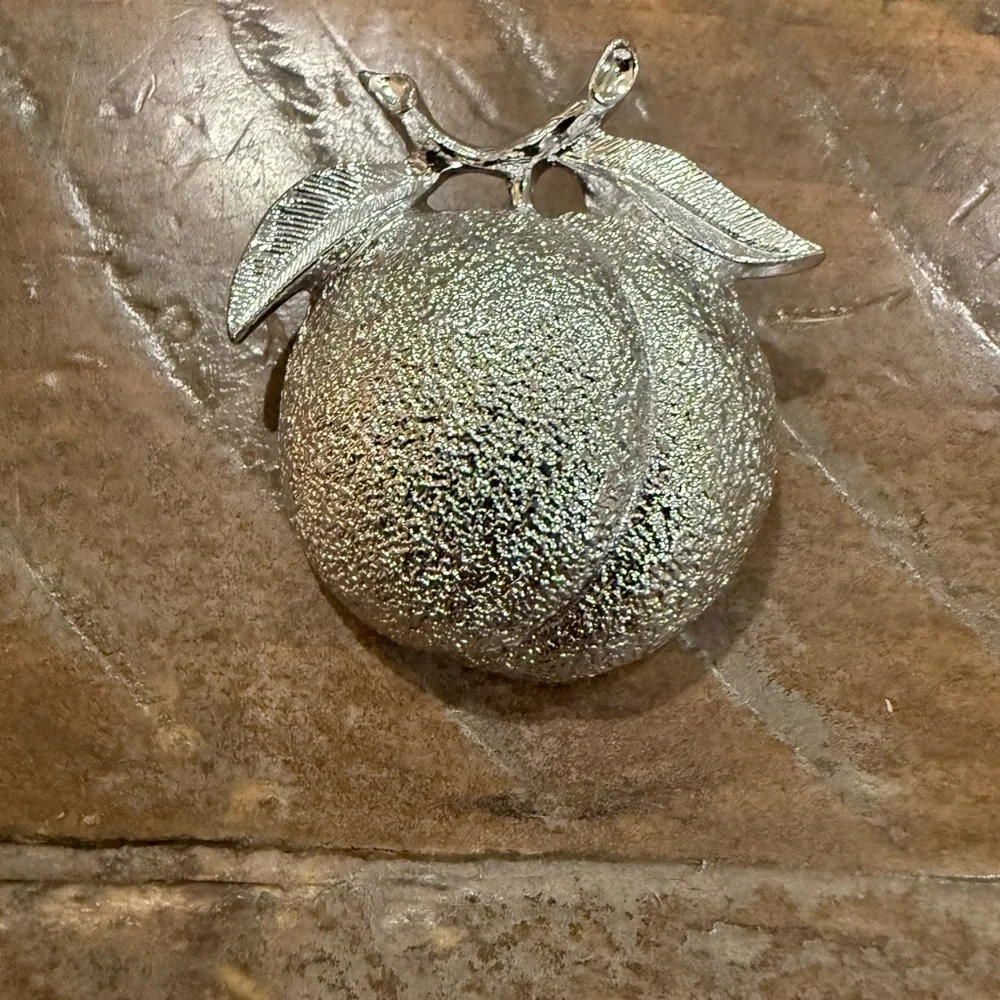 Sarah Coventry Silver Toned Peach Brooch 🍑
